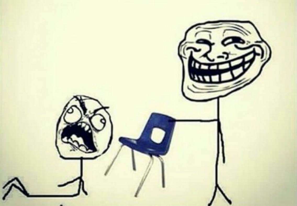 Троллфейс и стул Trollface прячет стул у стоящего на коленях Rage Face.