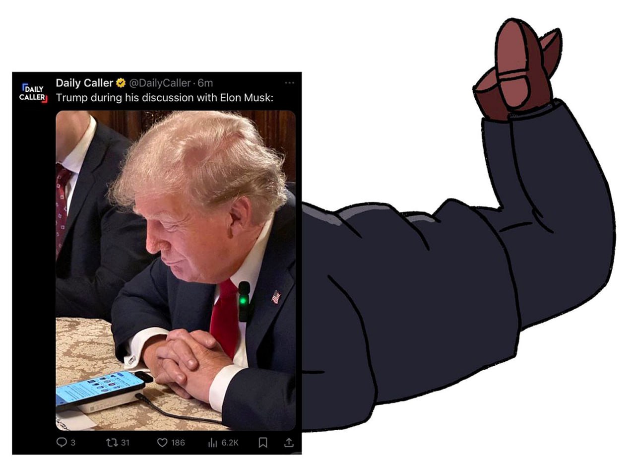 Трамп держит телефон в забавной манере Трамп держит телефон в забавной манере