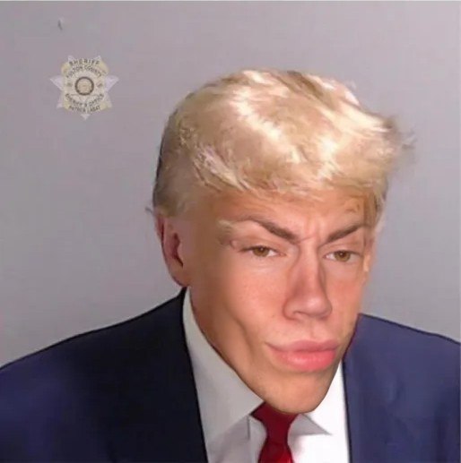 Мем с Трампом и макияжем Мем с Трампом, которому придали черты лица с помощью макияжа и филлеров, что придает ему карикатурный вид на фоне, напоминающем полицейский участок.
