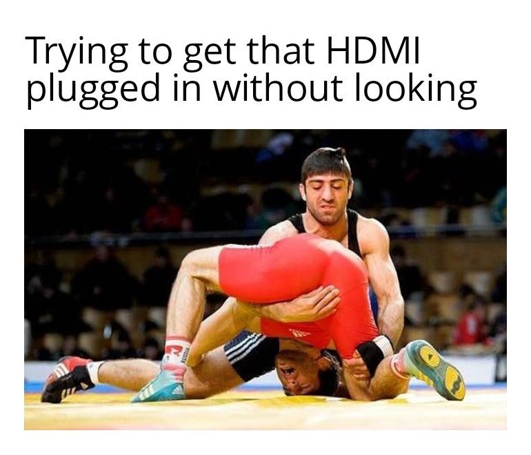 Пытаюсь подключить HDMI не глядя Мем с борцами, где один из них находится в очень неудобной позе, а сверху написано: "Пытаюсь подключить HDMI не глядя"