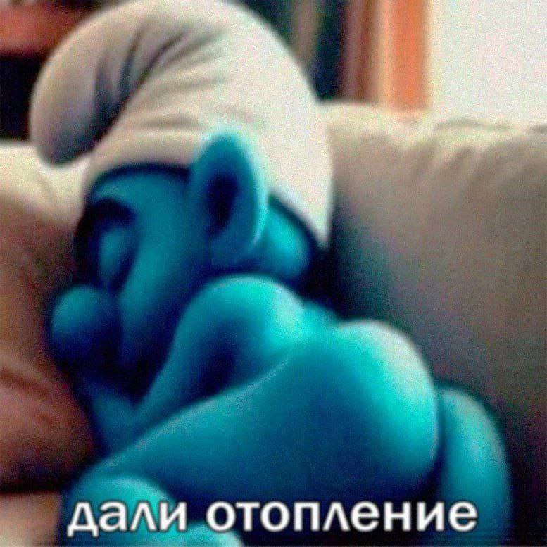Человек укутался в одеяло после того, как в квартире наконец дали отопление.