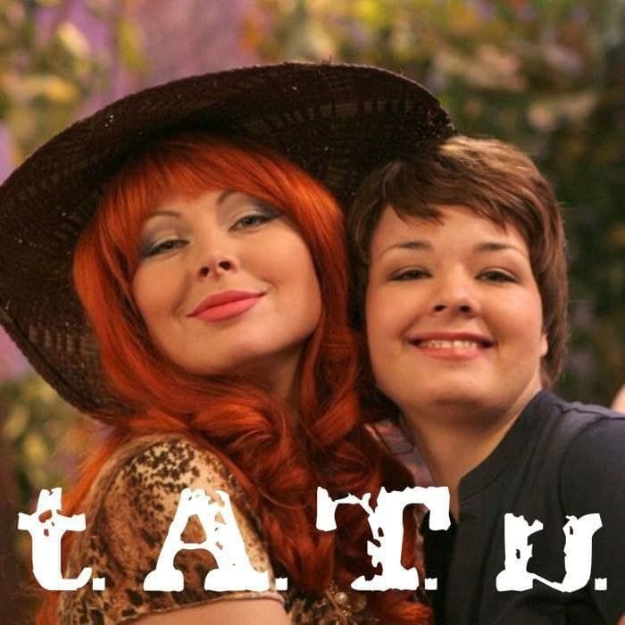 Две девушки, похожие на «Тату» Две девушки, похожие на солисток группы «Тату», позируют для фото