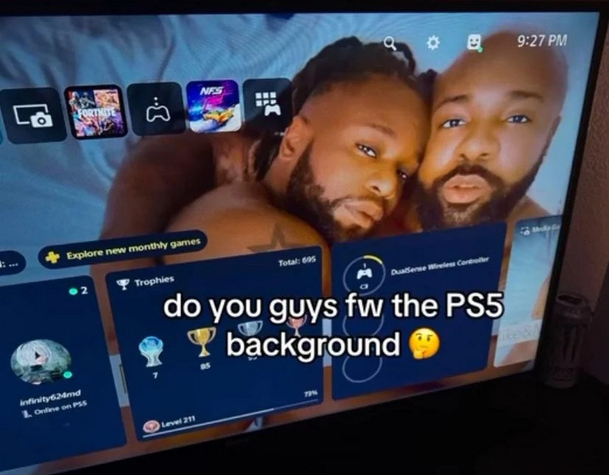 Два мужчины на фоне PS5 Два мужчины на фоне PlayStation 5 с надписью "do you guys fw the PS5 background".