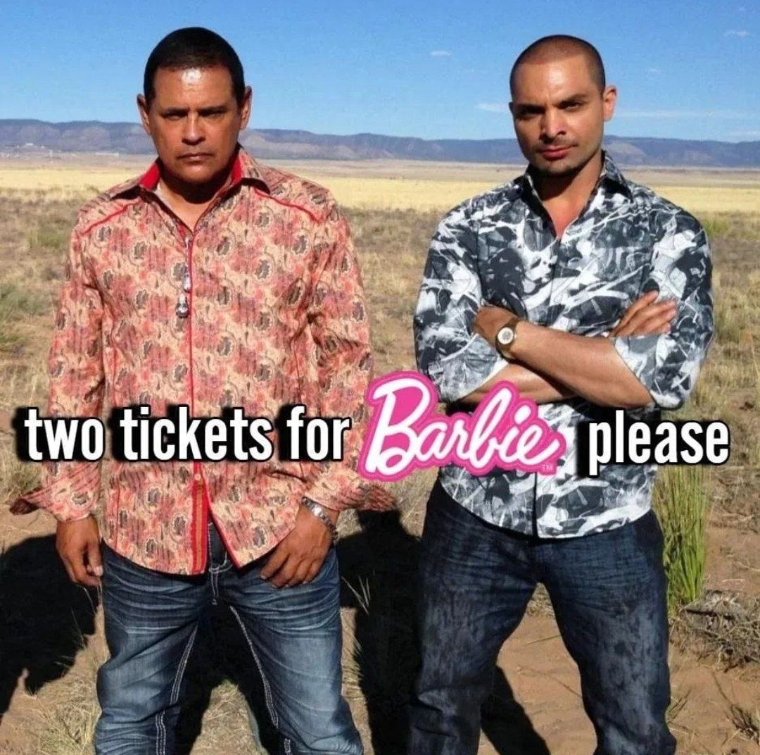 Two tickets for Barbie please Мем с персонажами из сериала «Во все тяжкие» в пустыне, просящими два билета на фильм «Барби».