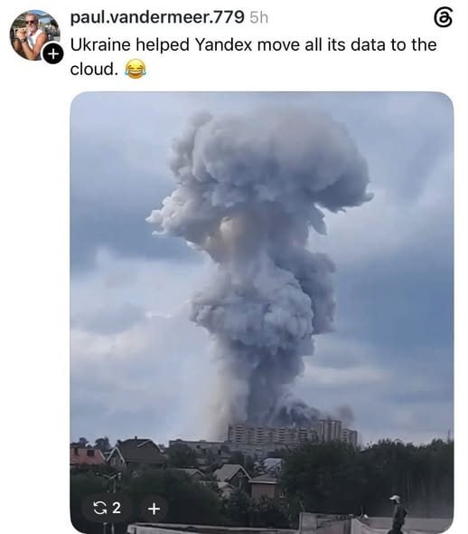 Украина помогла Яндексу перенести все данные в облако — шутка на фоне огромного облака дыма над жилым районом