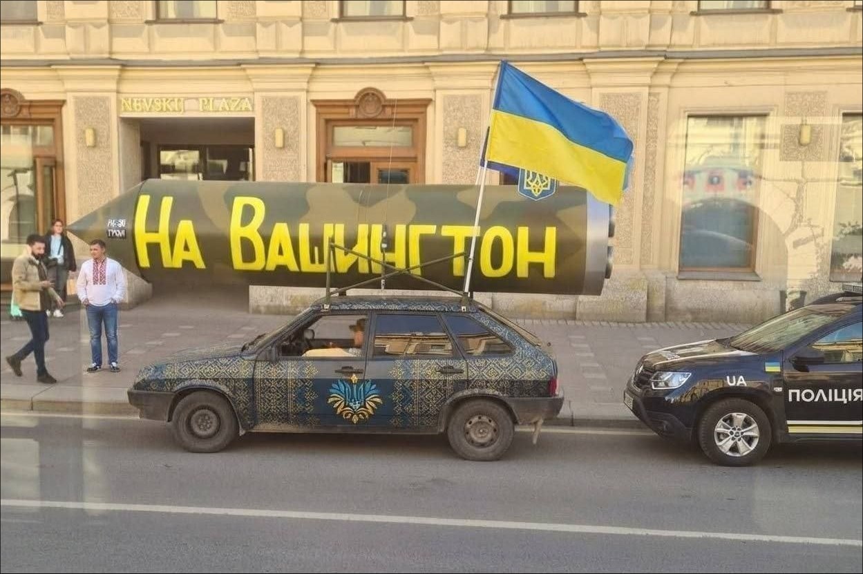 Украинский автомобиль с огромной бутафорской ракетой «На Вашингтон» и флагом Украины на крыше