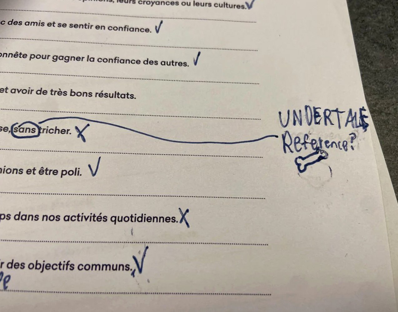 UNDERTALE Reference на школьном листе Мем с надписью «UNDERTALE Reference?» и рисунком кости на листе бумаги.