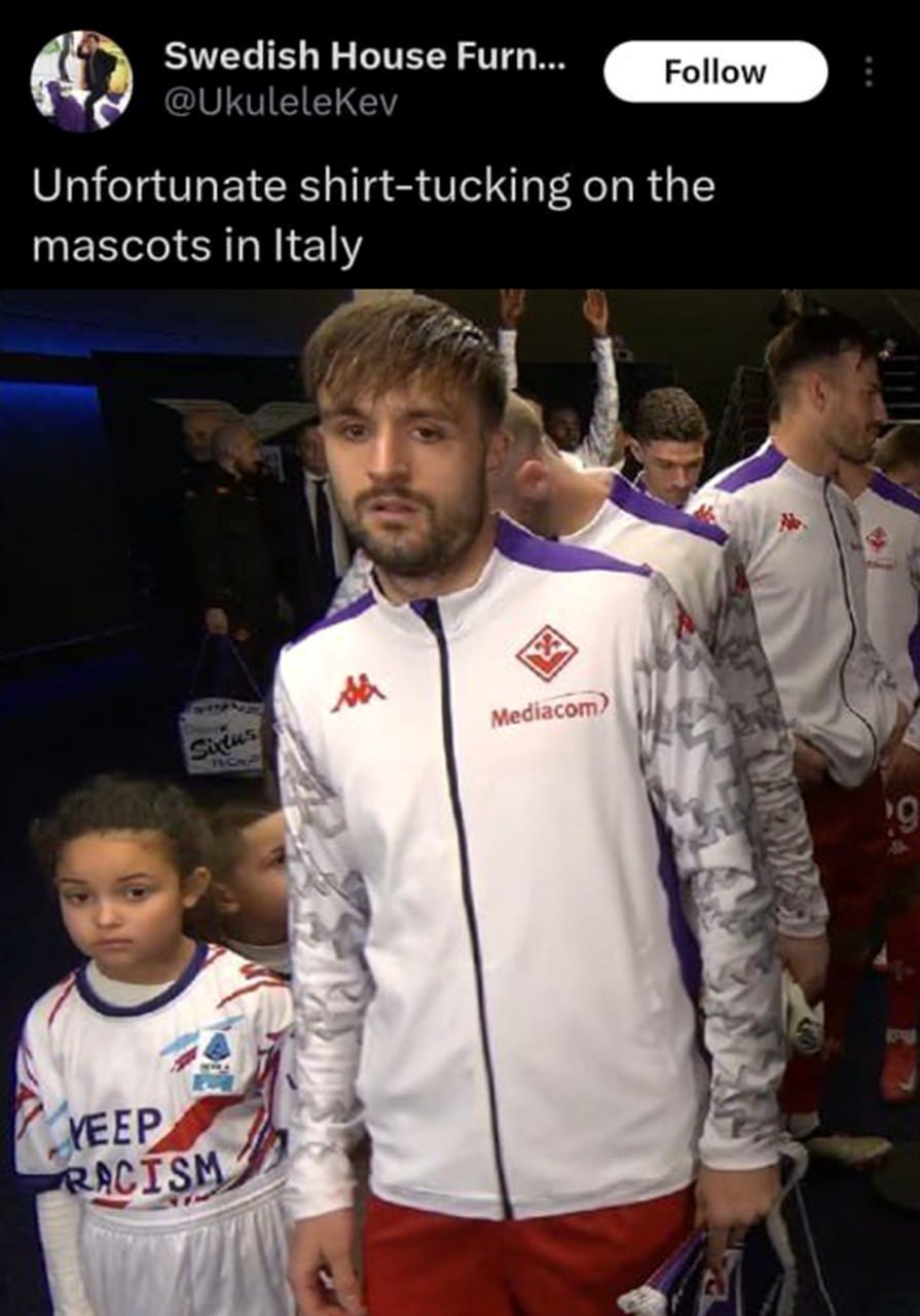 Unfortunate shirt-tucking on the mascots in Italy Футбольный матч в Италии, на котором дети-маскоты оказались с заправленными в штаны футболками с надписью «Keep Racism»