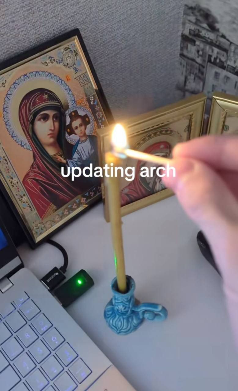 Updating arch Мем о том, как пользователь обновляет Arch Linux, зажигая свечу и молясь, чтобы обновление прошло успешно.