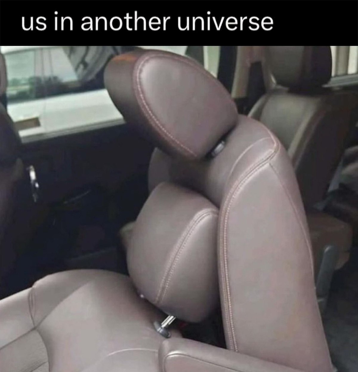 Us in another universe Два сиденья, которые стоят впритык друг к другу, образуя одну "колонну", что очень похоже на "us in another universe"