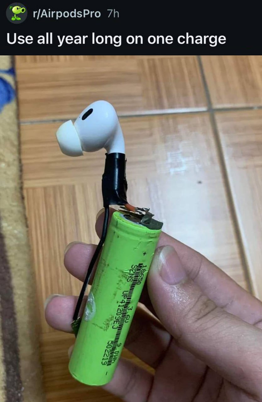 Use all year long on one charge Мем про наушник AirPods, подключенный к большой батарейке, и надпись «Use all year long on one charge».