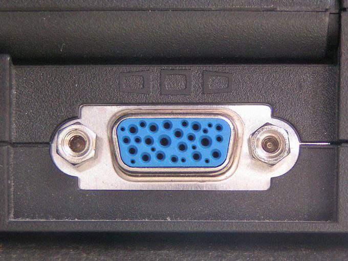 Порт VGA Крупный план синего порта VGA с отверстиями для штырьков на черном фоне.