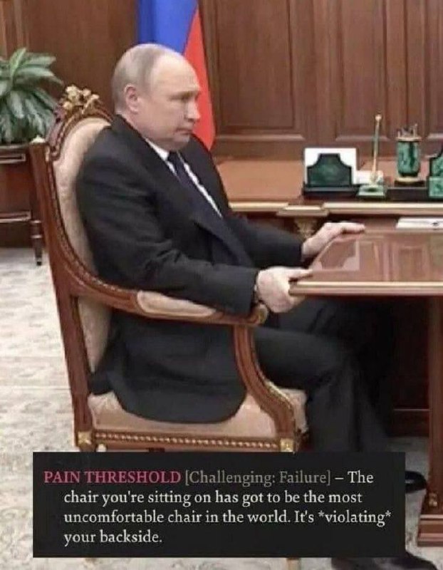 Владимир Путин на неудобном стуле Владимир Путин сидит на неудобном стуле, ухватившись руками за стол.
