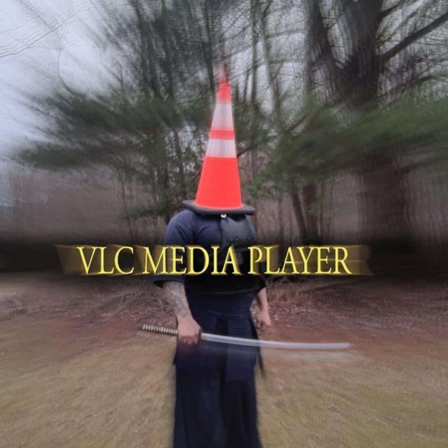 Человек с конусом VLC вместо шлема Человек в форме для кендо с дорожным конусом на голове и катаной, надпись "VLC MEDIA PLAYER"
