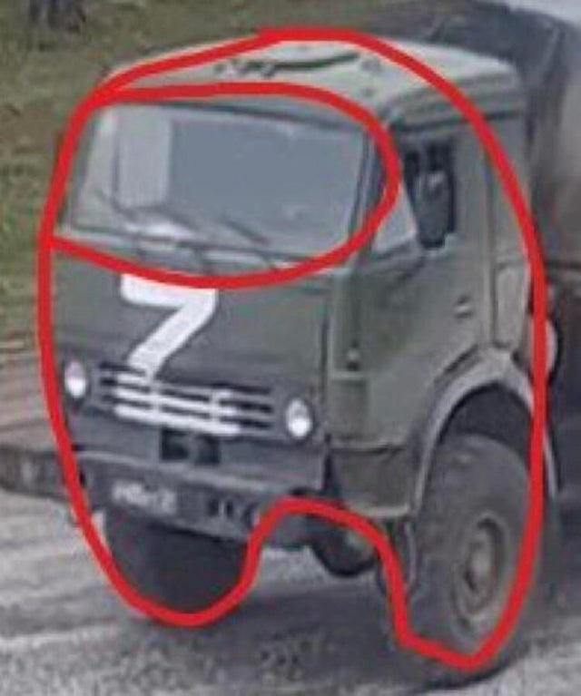 Военный грузовик Among Us Мем с военным грузовиком, обведенным красной линией, что делает его похожим на персонажа Among Us.