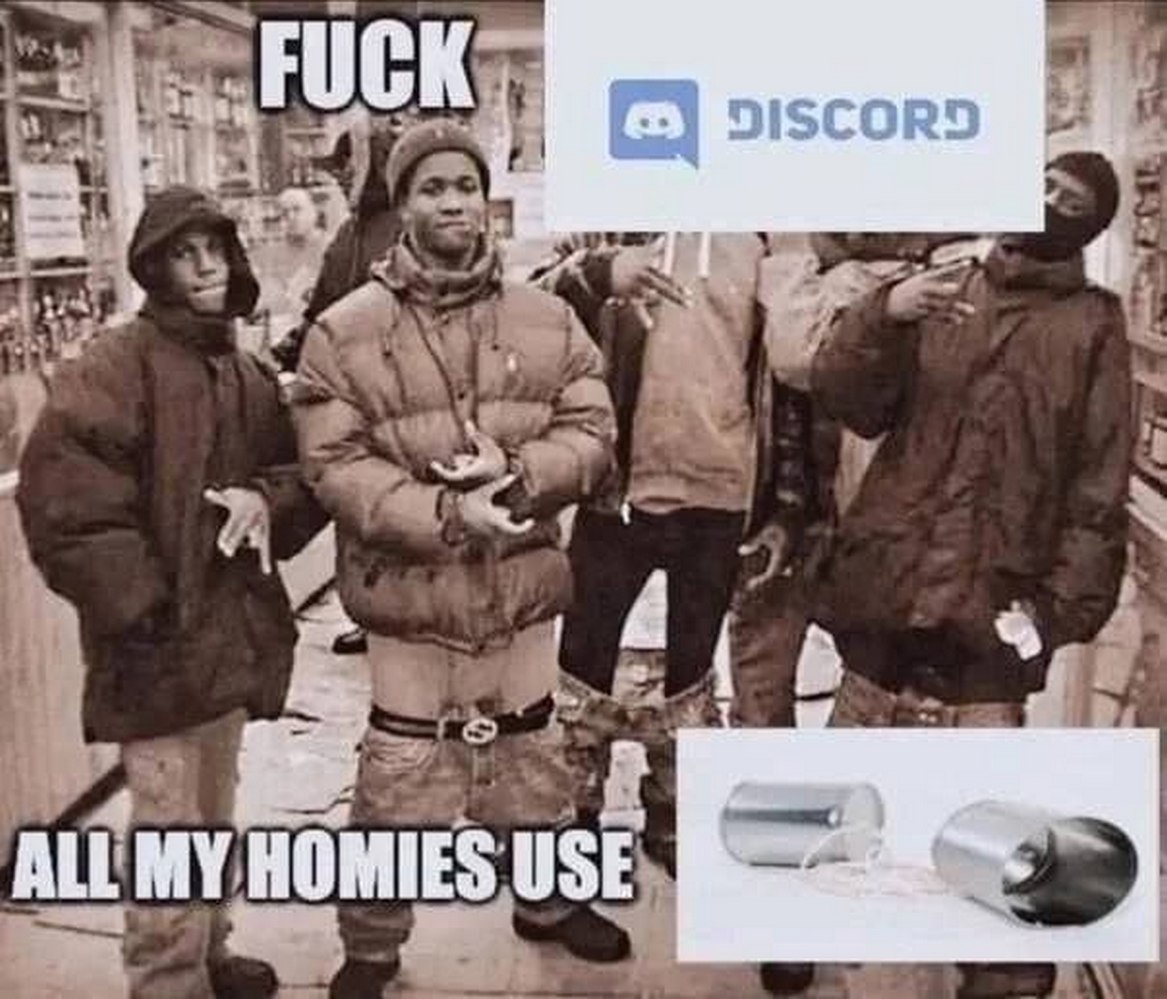 Все мои кореша используют Мем "Fuck Discord, all my homies use" с группой парней в пуховиках и спущенных штанах, где они показывают жест, а внизу видны две металлические трубочки, используемые для курения.