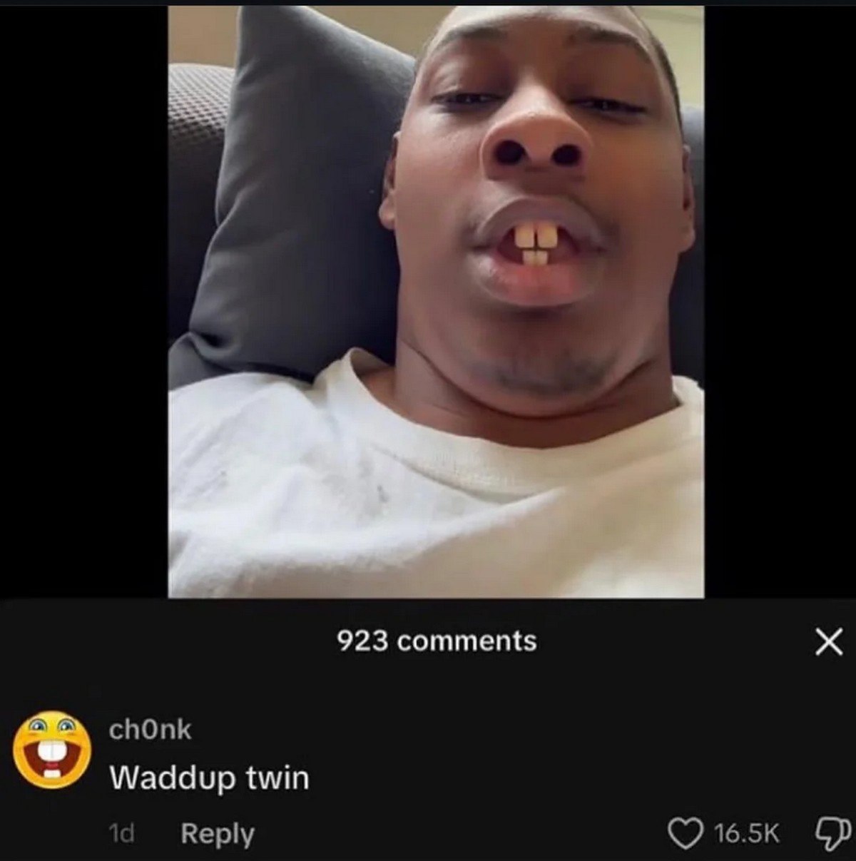 Waddup twin Мужчина, лежащий на диване с передними зубами, выпирающими изо рта, и комментарий под видео: Waddup twin.