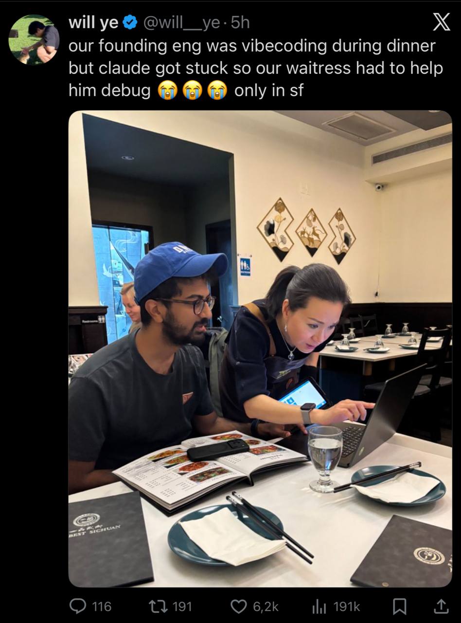 Официантка помогает отлаживать код инженеру в ресторане "только в Сан-Франциско"