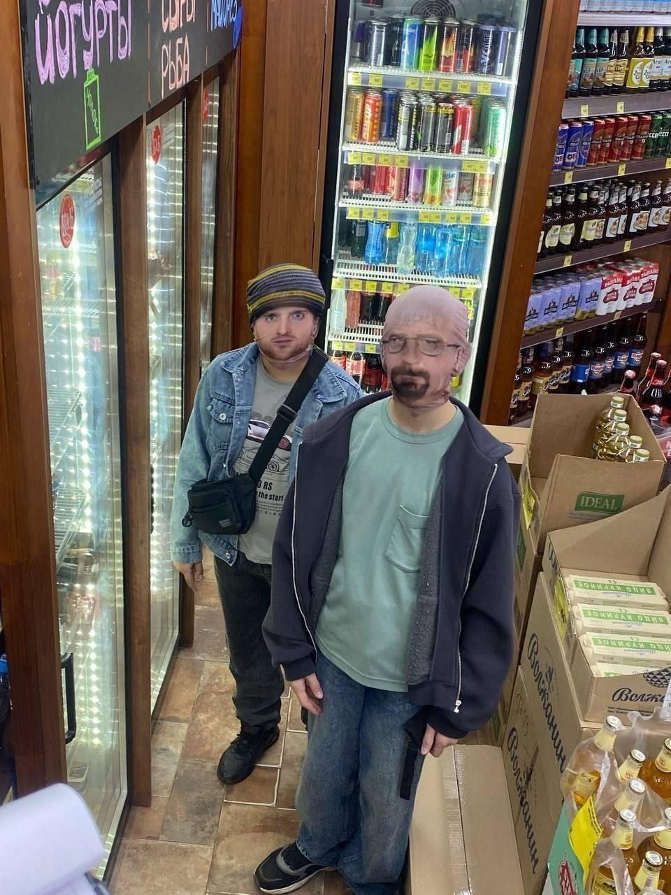 Уолтер Уайт и Джесси Пинкман в магазине Мужчины с лицами Уолтера Уайта и Джесси Пинкмана в обычном продуктовом магазине