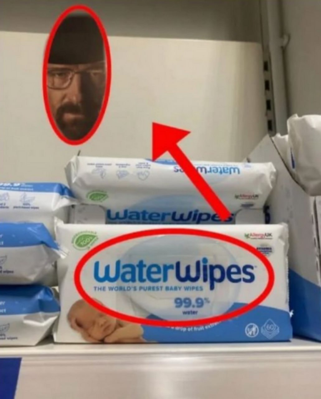 Уолтер Уайт и WaterWipes Мем с Уолтером Уайтом, смотрящим в зеркало над пачками влажных салфеток WaterWipes.