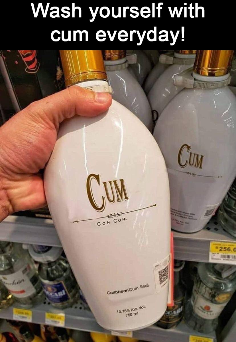 Мойтесь спермой каждый день! Мужчина держит бутылку под названием "Cum" в магазине, надпись на меме "Мойтесь спермой каждый день!"