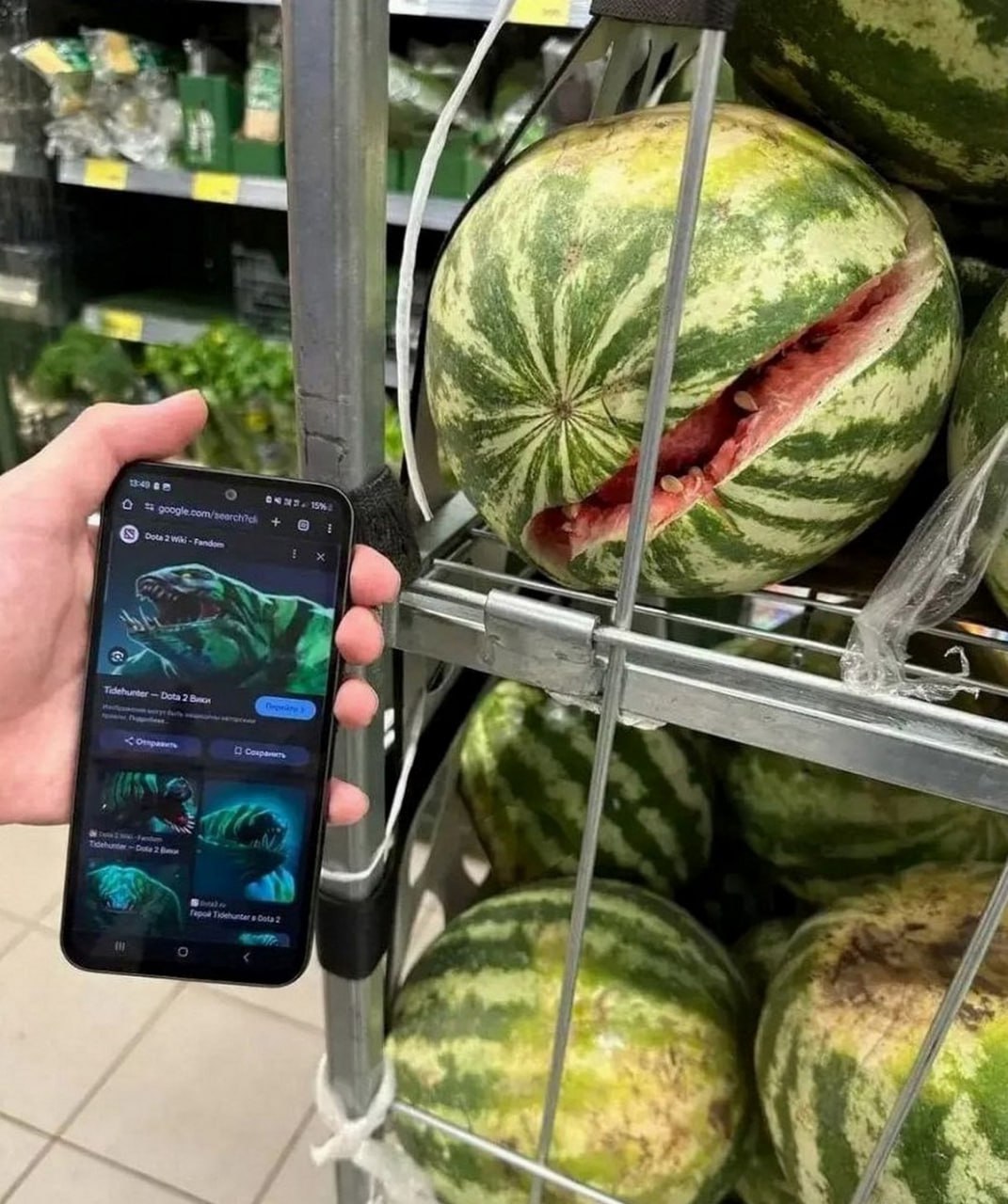 Арбуз похож на Tidehunter Арбуз с глубокой трещиной, похожей на открытую пасть персонажа Tidehunter из игры Dota 2