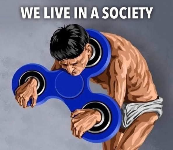 WE LIVE IN A SOCIETY Человек-спиннер, застрявший в игрушке, с надписью 'WE LIVE IN A SOCIETY'