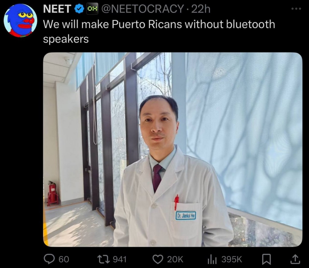 Мы сделаем пуэрториканцев без Bluetooth-колонок Мем со скриншотом твита пользователя NEET, который опубликовал фото Доктора Цзянькуя Хэ и подписал его "Мы сделаем пуэрториканцев без Bluetooth-колонок".