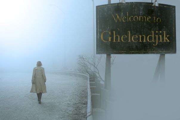 Welcome to Ghelendjik Девушка идет по туманной дороге к знаку "Welcome to Ghelendjik".