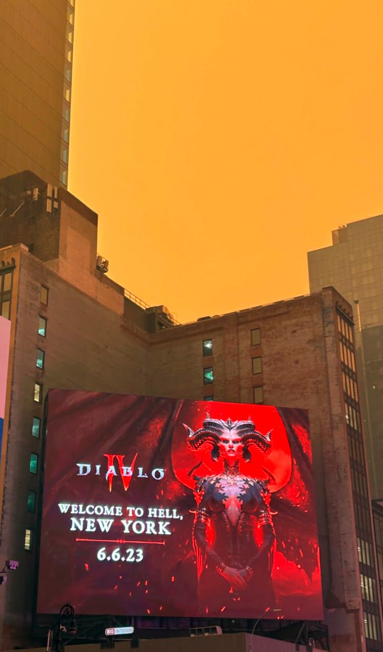 Welcome to hell, New York Билборд Diablo IV на фоне оранжевого неба в Нью-Йорке.