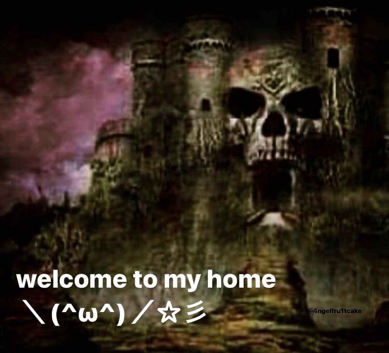 Welcome to my home аниме-смайлик замок череп Мем с жутким замком в форме черепа на фоне грозового неба, который "приветствует" гостей с помощью милого аниме-смайлика. Замок выглядит очень жутко и устрашающе, но надпись "welcome to my home" в сочетании с аниме-смайликом создает контраст.