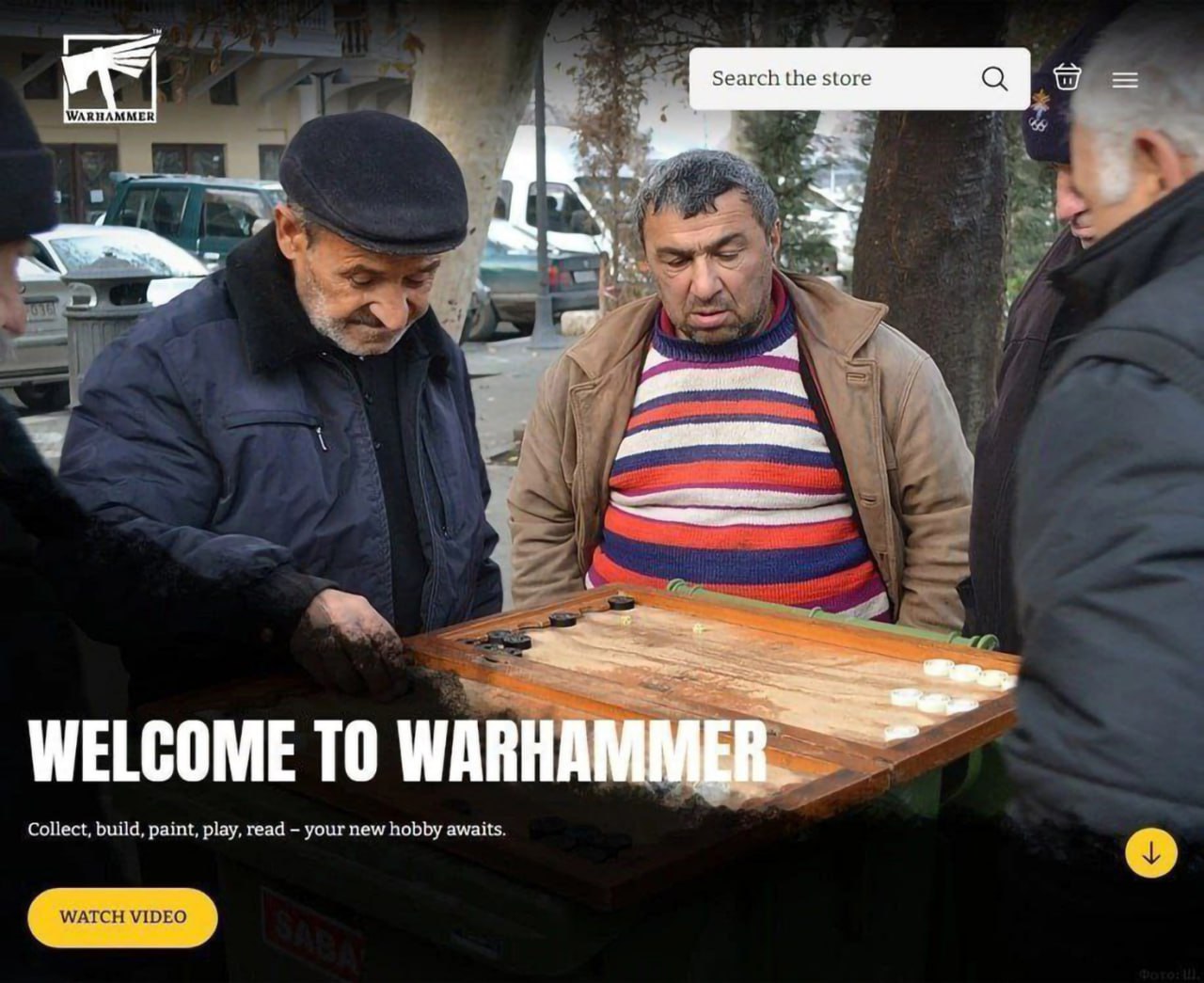Welcome to Warhammer Мужчины играют в нарды на фоне промо-баннера Warhammer