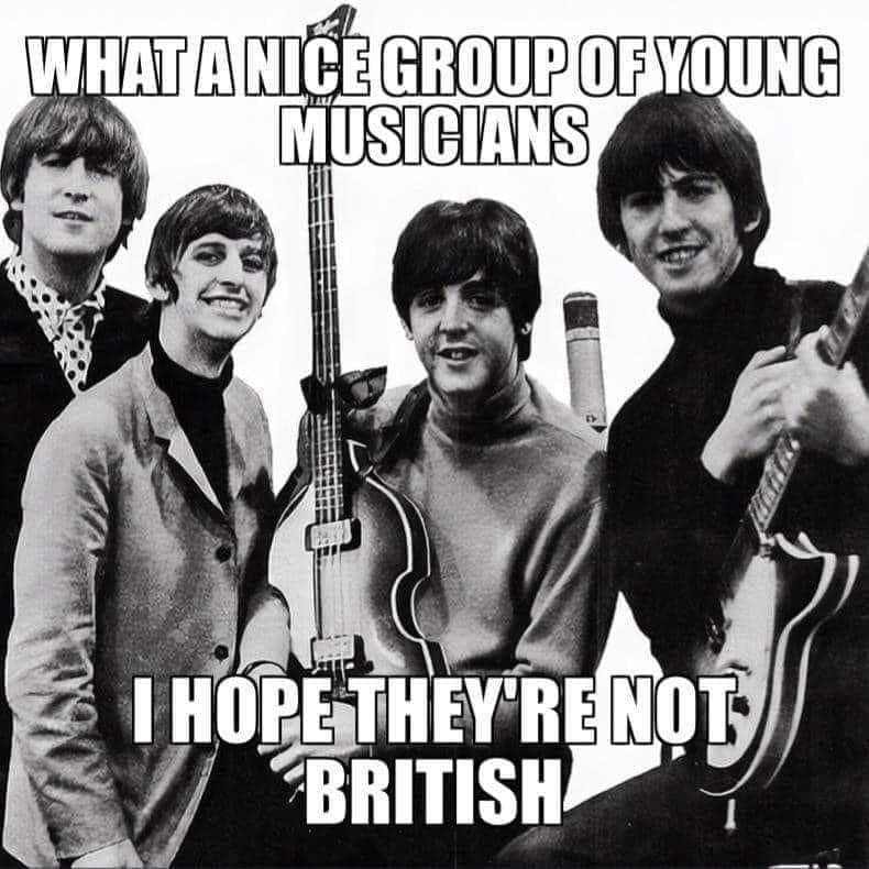 Какая милая группа молодых музыкантов Мем с группой The Beatles и надписью «Какая милая группа молодых музыкантов, надеюсь, они не британцы»