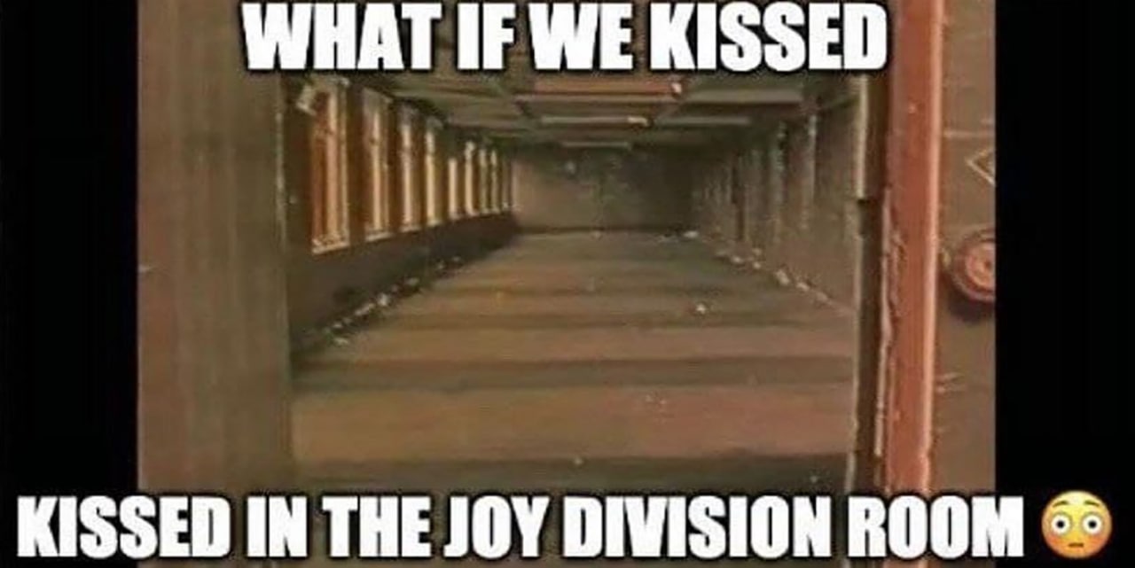 Что, если мы поцеловались в комнате Joy Division Мем с надписью «Что, если мы поцеловались, поцеловались в комнате Joy Division?» на фоне жуткого и полуразрушенного коридора
