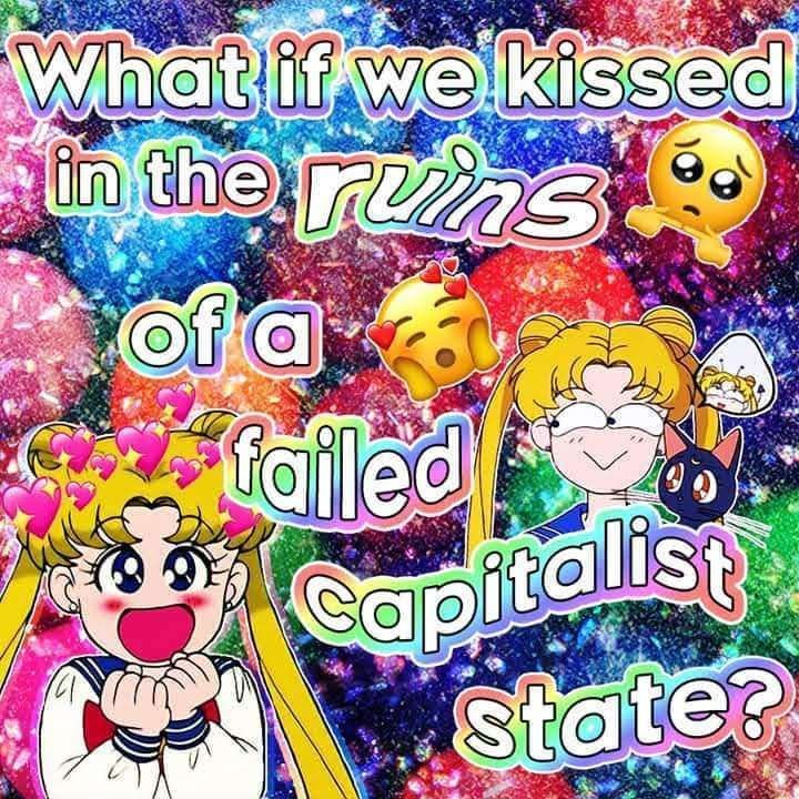 Яркий мем с Сейлор Мун и надписью «What if we kissed in the ruins of a failed capitalist state?» — «А что, если мы поцелуемся среди руин провалившегося капиталистического государства?»