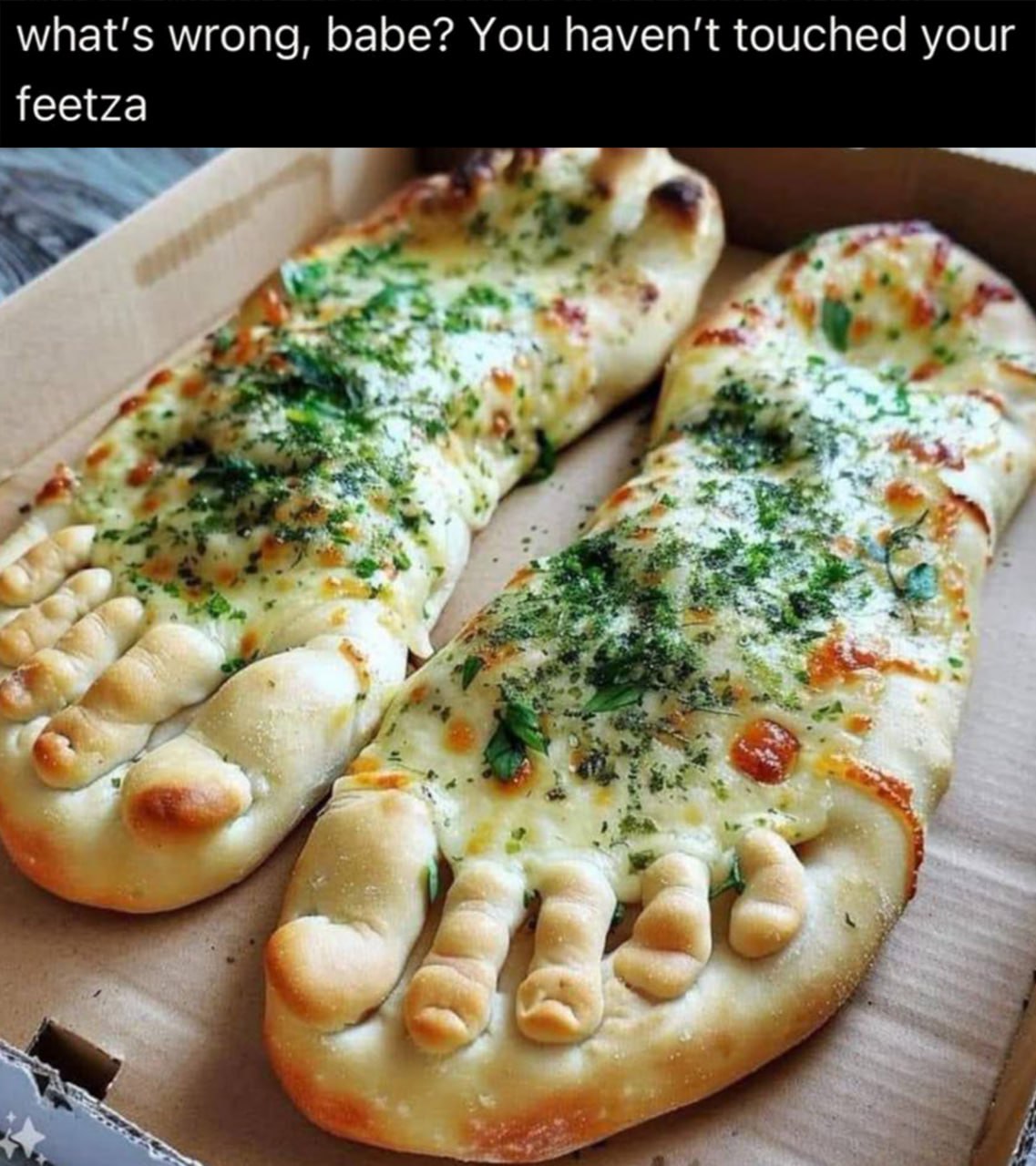 What's wrong, babe? You haven't touched your feetza Мем с изображением необычной пиццы в форме ног под названием "feetza" и подписью "What's wrong, babe? You haven't touched your feetza".
