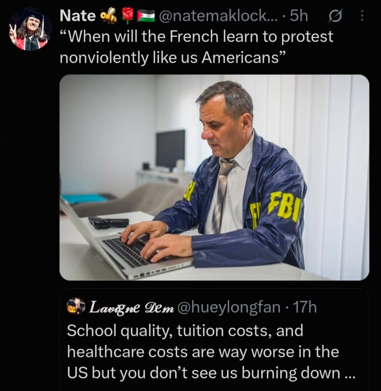 Ироничный мем о призыве французов протестовать мирно от американца в куртке FBI