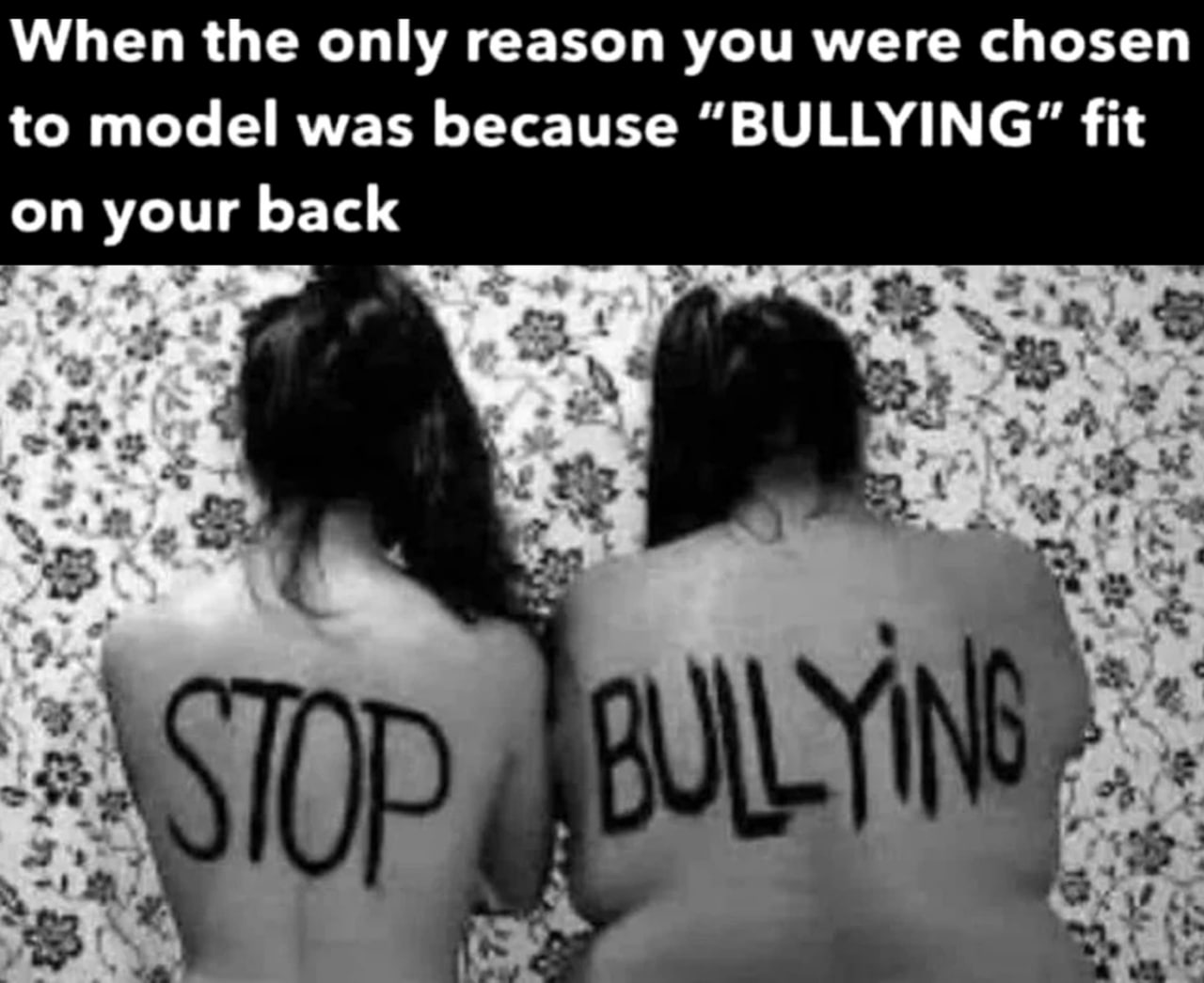When the only reason you were chosen to model was because “BULLYING” fit on your back Девушки со спины, на которых написано «STOP BULLYING», а сверху надпись «When the only reason you were chosen to model was because “BULLYING” fit on your back»