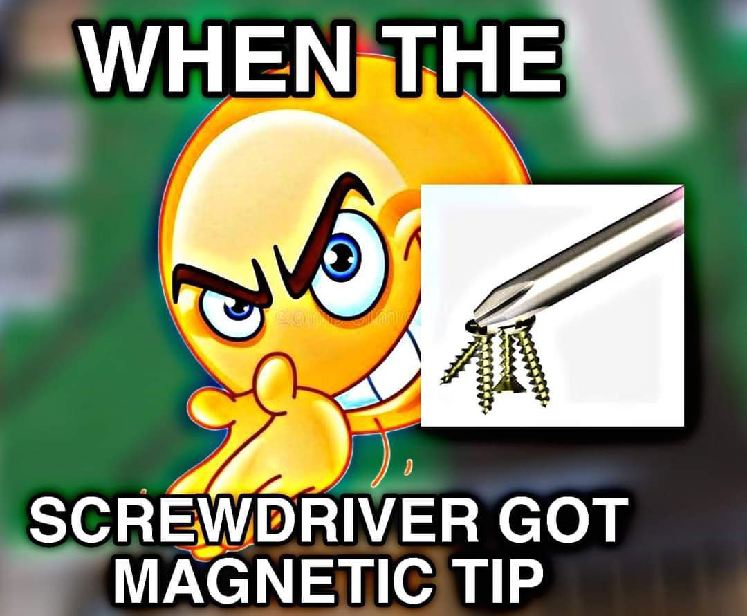 When the screwdriver got magnetic tip Мем с подмигивающим желтым смайликом и изображением отвертки с магнитным наконечником, к которому прилипли шурупы.