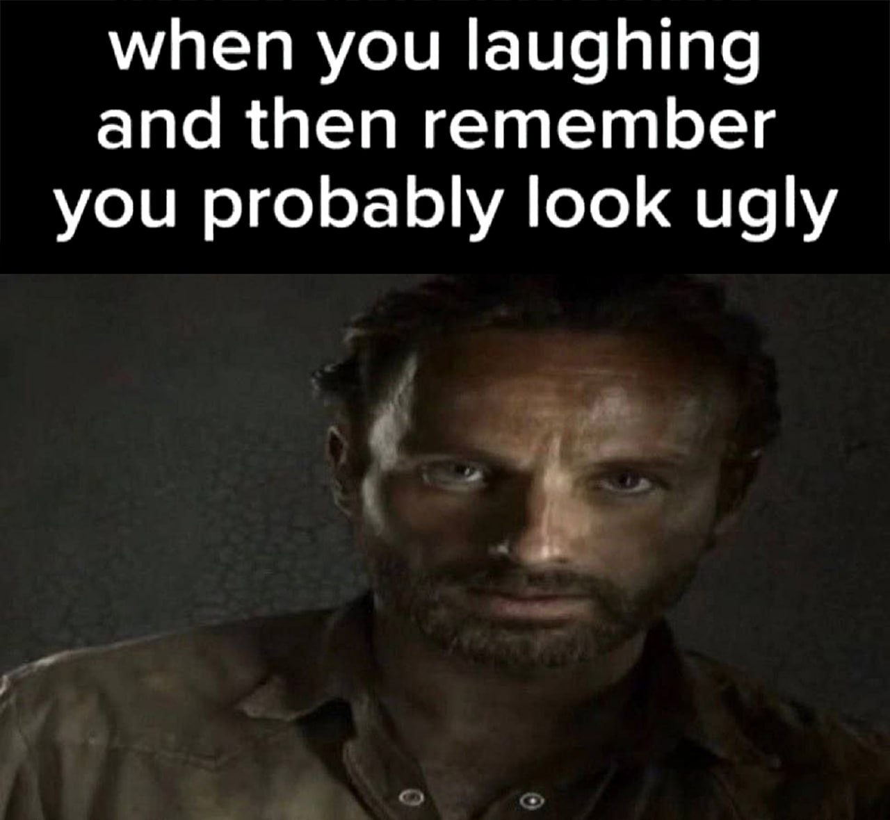 When you laughing and then remember you probably look ugly Мем с Риком Граймсом, где он перестает улыбаться, когда вспоминает, что, вероятно, выглядит некрасиво.
