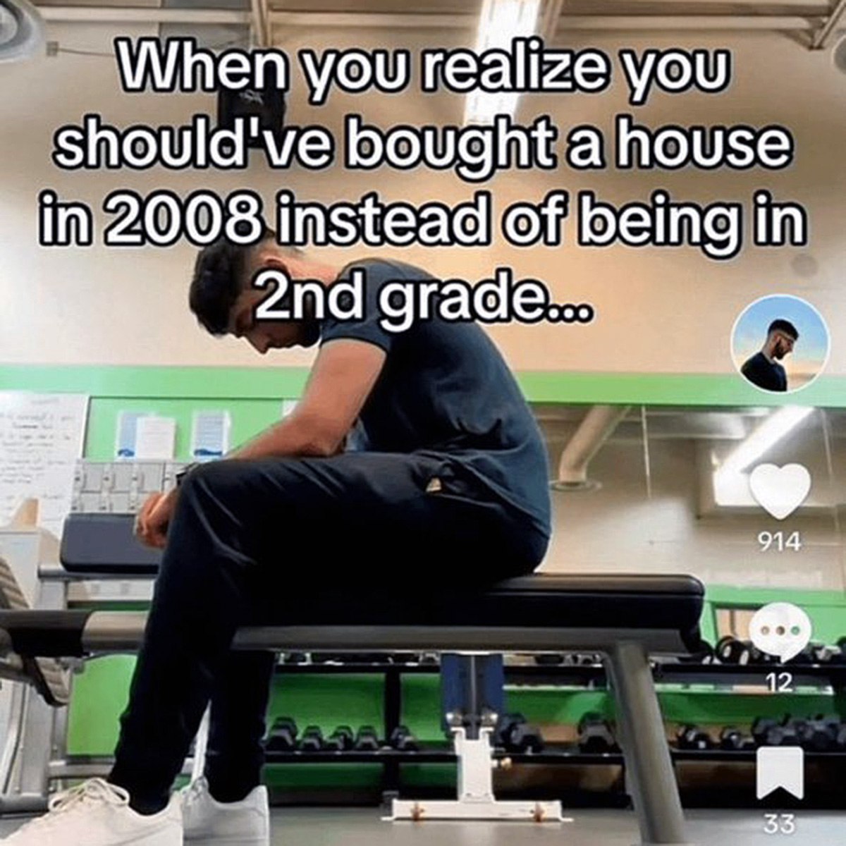 When you realize you should've bought a house in 2008 instead of being in 2nd grade Мужчина, который выглядит расстроенным на скамейке в спортзале из-за того, что не купил дом в 2008 году вместо того, чтобы учиться во втором классе.