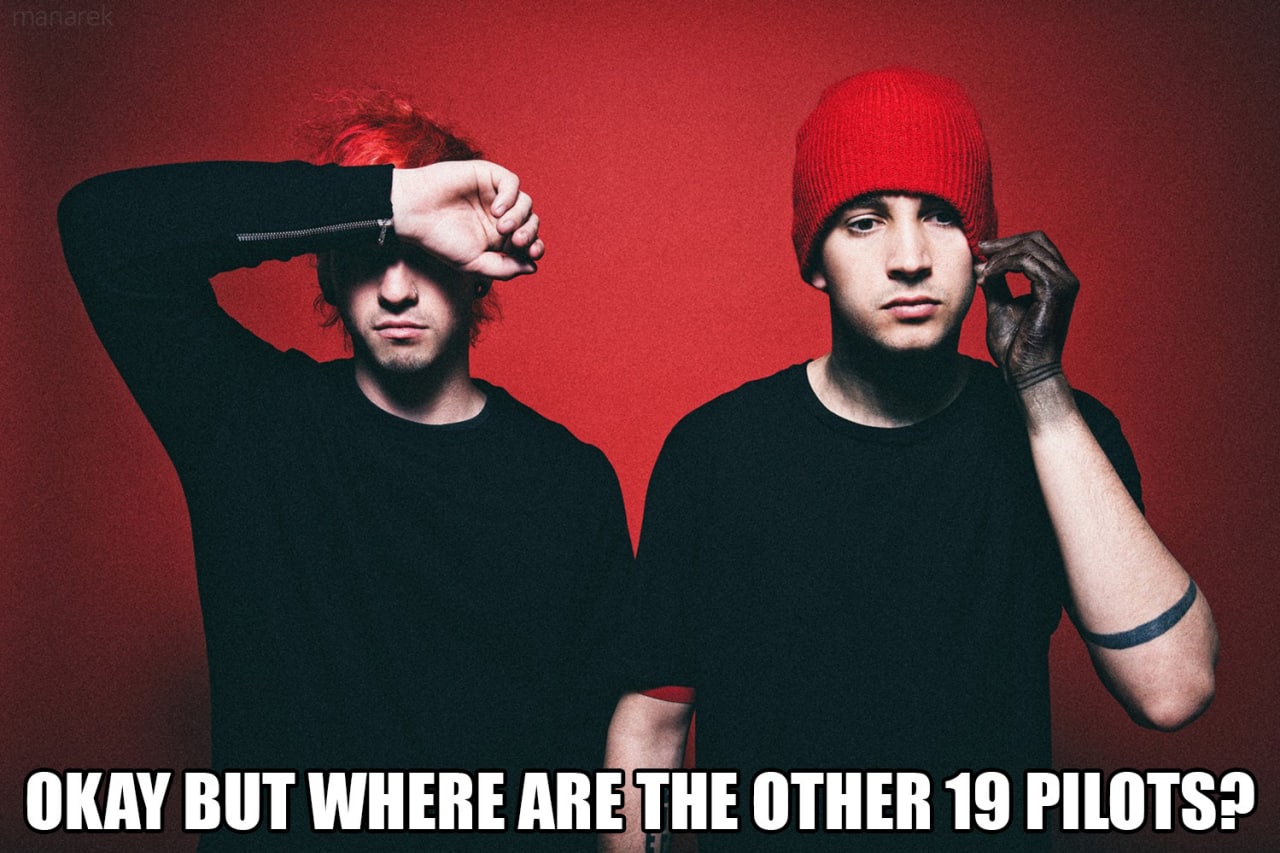 Где остальные 19 пилотов Мем с участниками группы Twenty One Pilots и надписью «Ладно, но где остальные 19 пилотов?» на красном фоне.