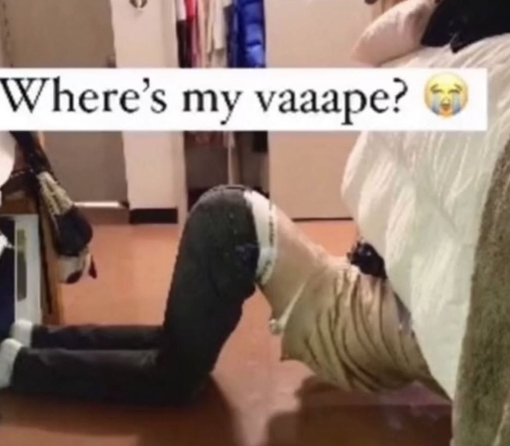 Where's my vaaaape Человек ищет что-то под кроватью, с подписью «Where's my vaaaape?»