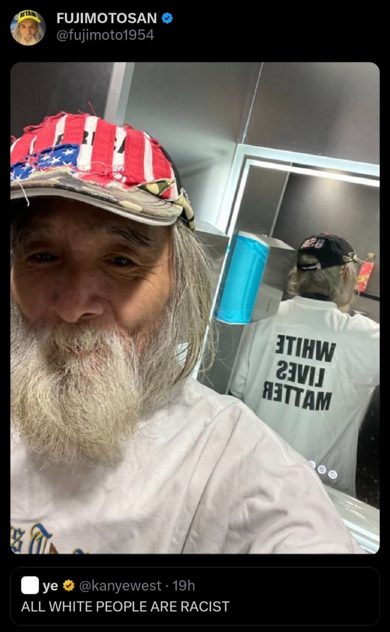 Мужчина в футболке White lives matter и комментарий Канье Уэста Мужчина в кепке с американским флагом и в футболке «Жизни белых имеют значение» делает селфи на фоне зеркала, где видно надпись на его футболке, а под фото комментарий Канье Уэста «Все белые люди расисты»