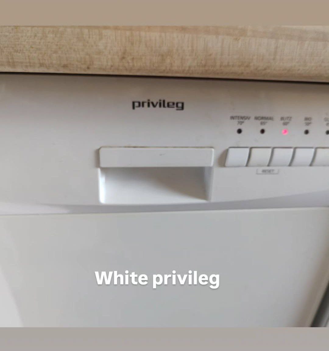 White privileg Посудомоечная машина Privileg с надписью «White privileg» на корпусе.