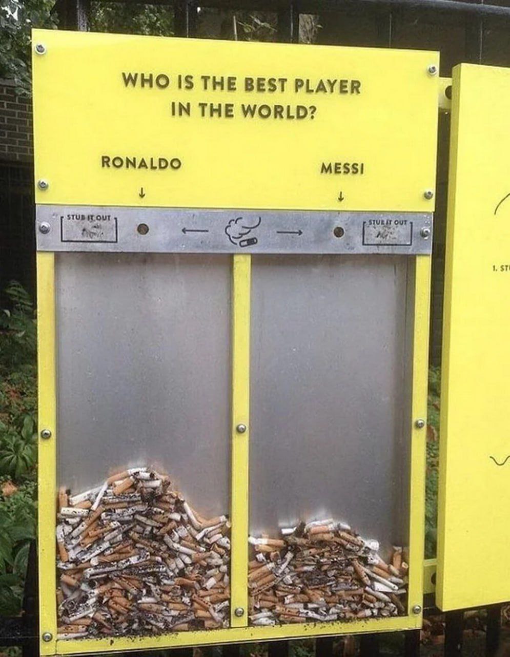 Кто лучший игрок в мире? Ronaldo vs Messi Желтая урна-голосовалка "Кто лучший игрок в мире?" с окурками сигарет, указывающими на выбор между Роналду и Месси.