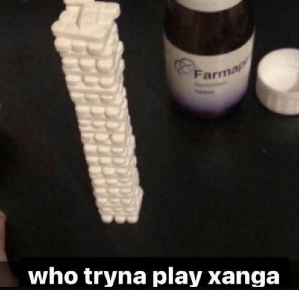 Who tryna play xanga Мем с башней из таблеток и бутылочкой Farmapram.