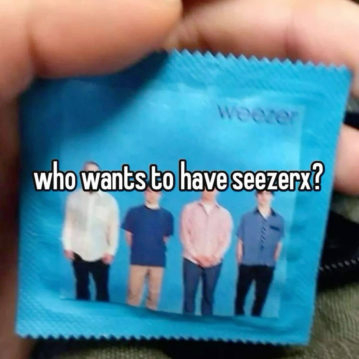 Кто хочет сизеркс? Упаковка презервативов Weezer с вопросом "Кто хочет сизеркс?"