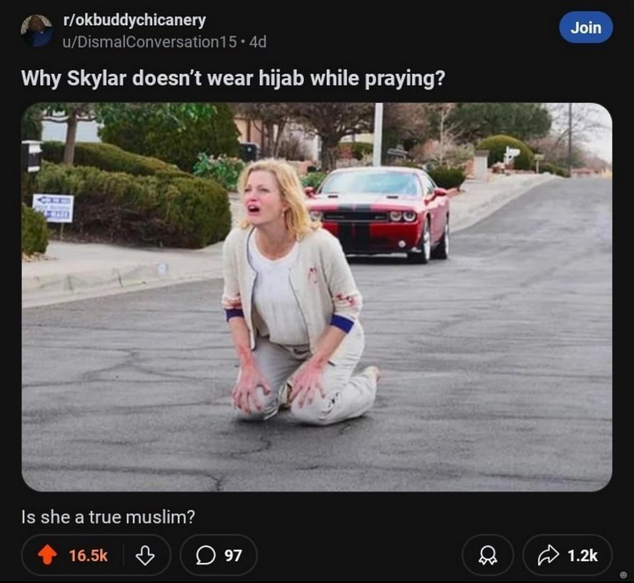 Why Skylar doesn't wear hijab while praying Скайлер Уайт на коленях посреди дороги, "Why Skylar doesn't wear hijab while praying? Is she a true muslim?"