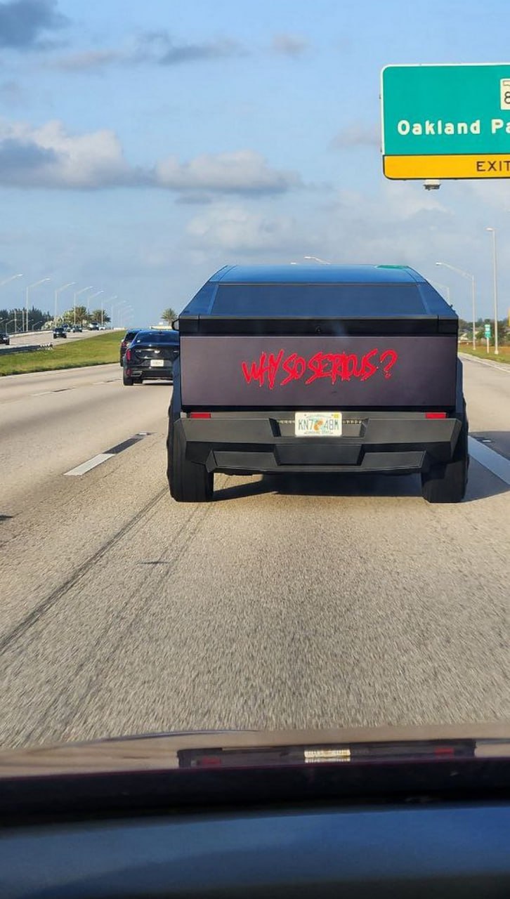 Почему такой серьезный Cybertruck Tesla Cybertruck с надписью "Why so serious?" на заднем борту.